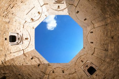 Gökyüzü Castel del Monte 'nin avlusundan görüldü. Apulia, İtalya