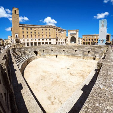 Lecce 'nin görkemli Roma amfitiyatrosunun panoramik manzarası (I., II. Puglia, İtalya.