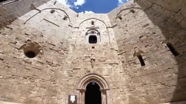 Gökyüzü Castel del Monte 'nin avlusundan görüldü. Apulia, İtalya