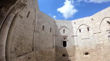 Gökyüzü Castel del Monte 'nin avlusundan görüldü. Apulia, İtalya