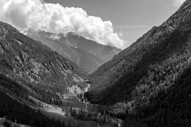 Siyah beyaz dağ manzarası, Gran Paradiso Ulusal Parkı. İtalya