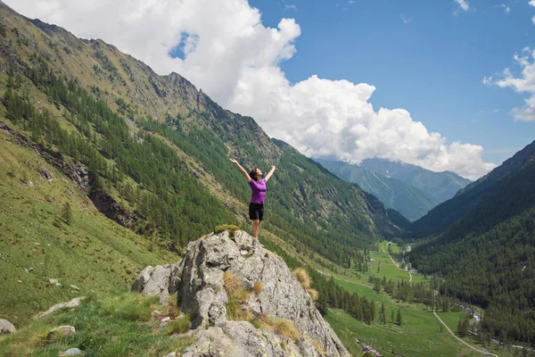 Woman Standing Top Mountain Italian Alps Gran Paradiso National Park — Stock Photo, Image