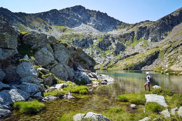 Sırt Çantalı Güzel Bir Yaz Gününde Bir Dağ Gölünün Kenarında — Stok fotoğraf