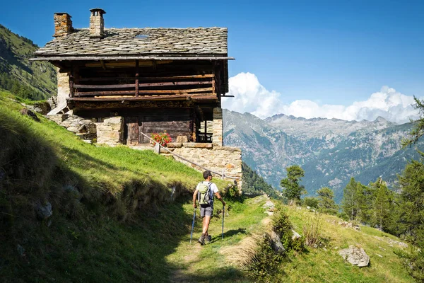 Trekking Alpách Krásném Slunečném Dni Panoramatické Stezce Starobylým Tradičním Walser Royalty Free Stock Obrázky