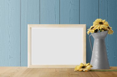 boş fotoğraf çerçevesi ile metal Bahçe sürahi içinde sarı papatyalar 