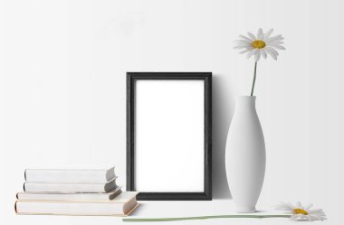 Kitaplar ve chamomiles vazo ile yığını ile boş fotoğraf çerçevesi 