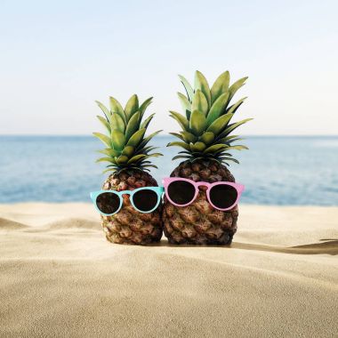kumlu plaj tatil kavramı üzerinde güneş gözlüklü olgun tropikal ananas 