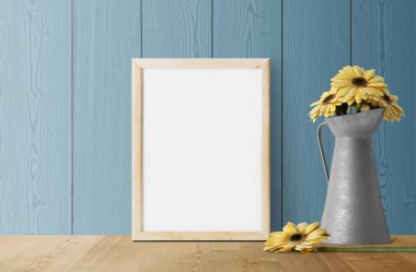 boş fotoğraf çerçevesi ile metal Bahçe sürahi içinde sarı papatyalar 