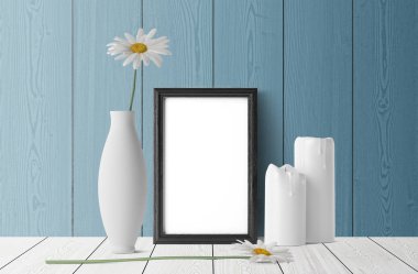 Beyaz mumlar ve chamomiles vazo ile boş fotoğraf çerçevesi 