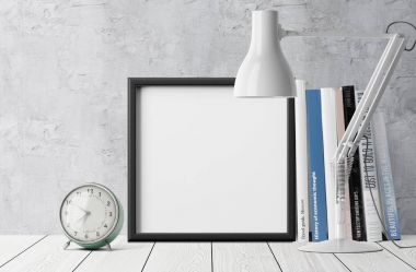 Kitaplar ve çalar saat masa lambası ile yığını ile boş fotoğraf çerçevesi