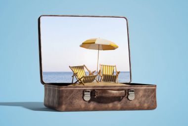 valiz deniz kıyısı ve şezlonglar kumlu plajda, seyahat kavramı ile 