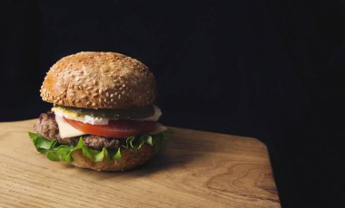 Siyah arka plan, gıda kavramı üzerine Burger