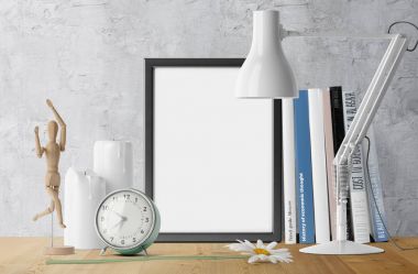 Kitaplar ve çalar saat masa lambası ile yığını ile boş fotoğraf çerçevesi