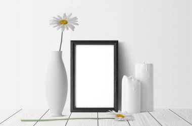 Beyaz mumlar ve chamomiles vazo ile boş fotoğraf çerçevesi 