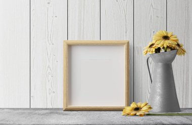 boş fotoğraf çerçevesi ile metal Bahçe sürahi içinde sarı papatyalar 