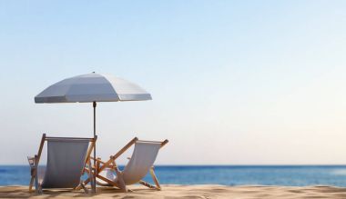 şezlonglar sahil kumlu Plajda şemsiye ile 