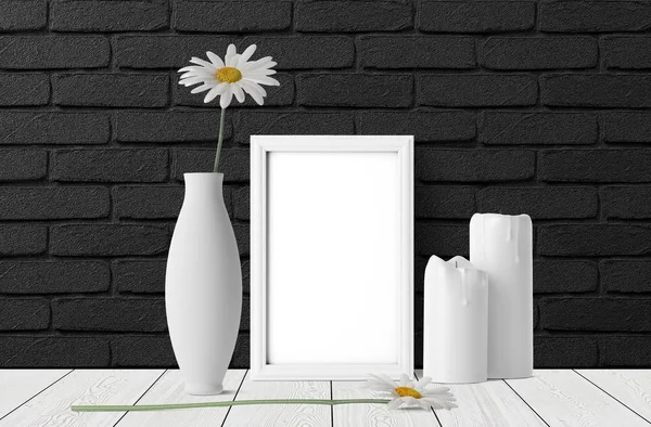 Beyaz mumlar ve chamomiles vazo ile boş fotoğraf çerçevesi 