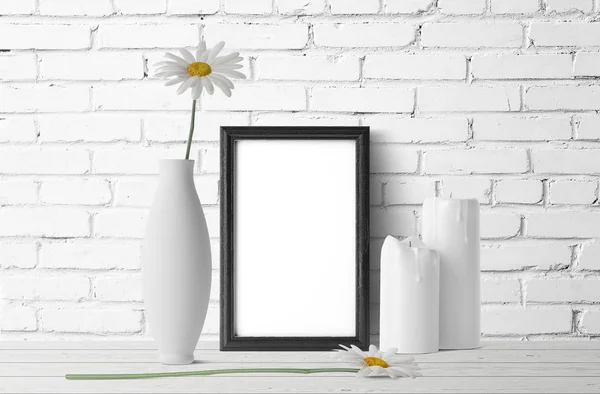 Leerer Fotorahmen Mit Weißen Kerzen Und Kamille Mit Vase — Stockfoto