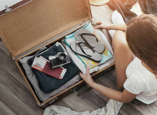 Vista Dall Alto Della Giovane Donna Seduta Con Borsa Viaggio — Foto Stock