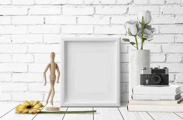 çiçek ve kitaplar kamera ile boş fotoğraf çerçevesi 