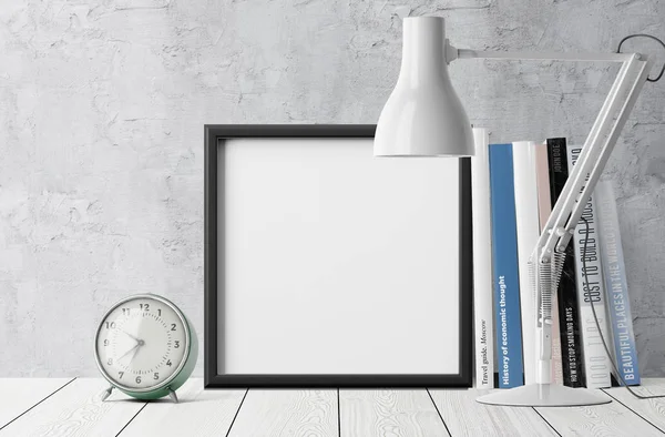 Kitaplar ve çalar saat masa lambası ile yığını ile boş fotoğraf çerçevesi
