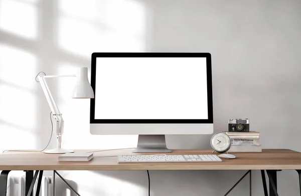 Écran Ordinateur Vide Blanc Avec Lampe Table Livres Sur Bureau — Photo