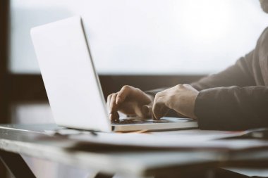 Erkek el tipik dizüstü klavye üzerinde kapat 