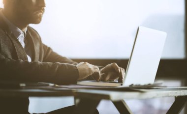 Erkek el tipik dizüstü klavye üzerinde kapat 