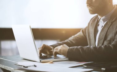 Erkek el notebook klavye üzerinde arka plan bulanık yazarak yakın çekim