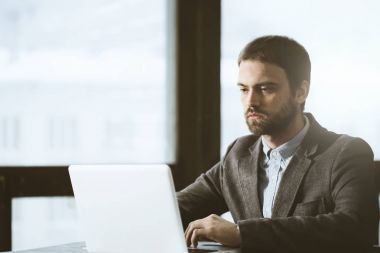 Erkek el notebook klavye üzerinde arka plan bulanık yazarak yakın çekim