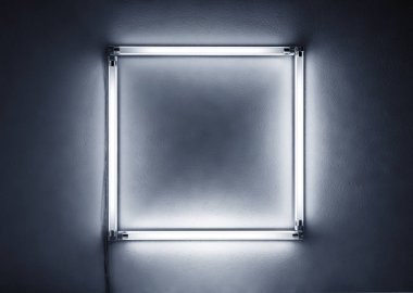 Gri arka plan üzerinde yanan kare çerçeve