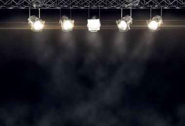 Projektörler altında siyah arka plan tavanda asılı kümesi