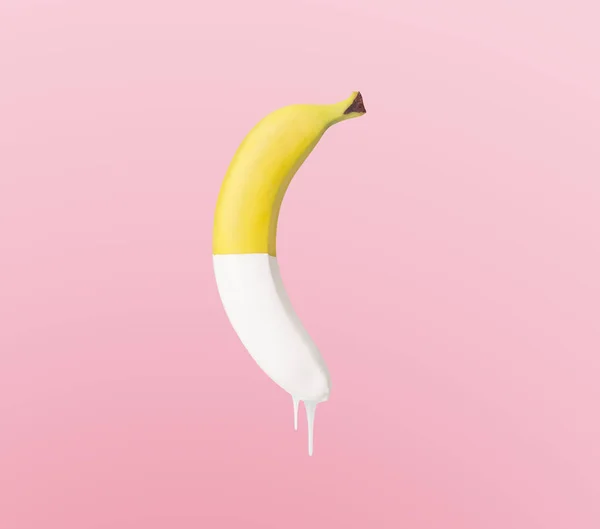 Banán Fele Festett Fehér Rózsaszín Háttér Gyümölcs Dekoráció Koncepció — Stock Fotó