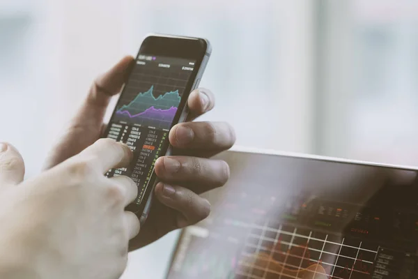 Male Hands Showing Graphs Smartphone Laptop Background — Stock Photo, Image