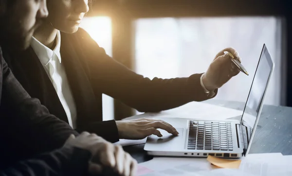 Woman Holding Pen Showing Man Screen Laptop — Stock Photo, Image