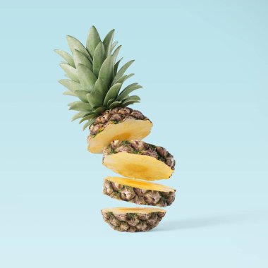 Olgun ananas mavi zemin üzerine dilimlenmiş 