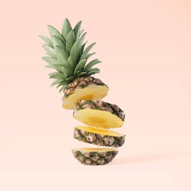 Bej renkli arka plan üzerinde olgunlaşmış ananas dilimlenmiş 