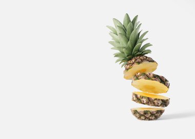 Olgun ananas gri arka plan üzerine dilimlenmiş