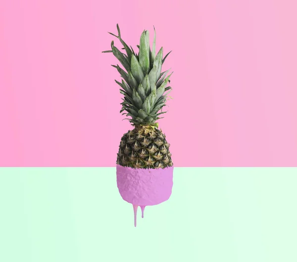 Piña Madura Con Medio Color Sobre Fondo Menta Rosa —  Fotos de Stock