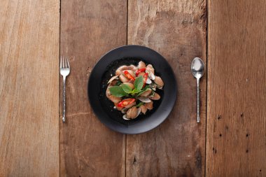 Baharatlı istiridye herb ile hazır yiyecek kızarmış. Masada