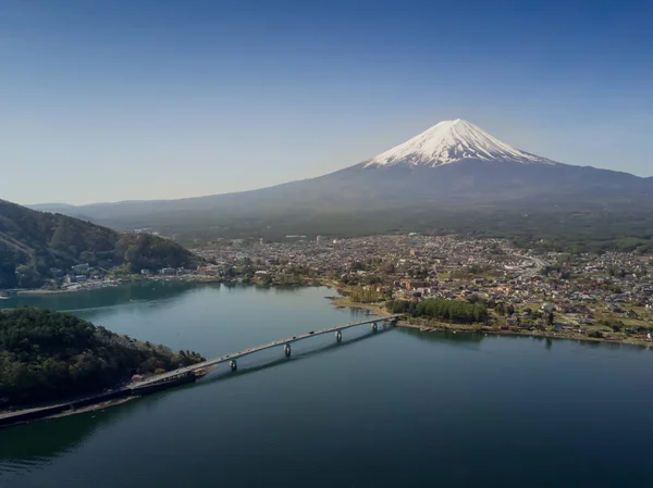 Montaña Fuji con vista a la ciudad desde el dron, Lago Kawaguchiko Yamanashi Japón — Foto de Stock