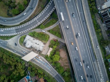 4 k kavşak Otoban yol trafik dron görünümü ile