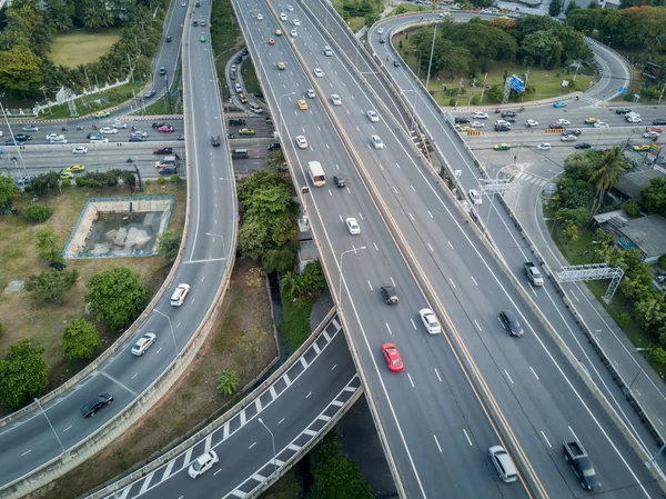 4k Kreuzung Autobahn mit Verkehr aus Drohnensicht lizenzfreie Stockbilder