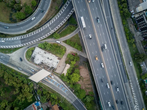 4k Kreuzung Autobahn mit Verkehr aus Drohnensicht Stockbild