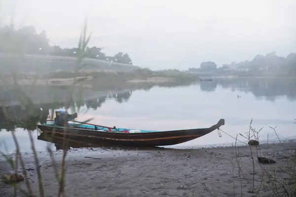 Barque Pêcheur Est Garée Sur Rive Rivière Tôt Matin — Photo