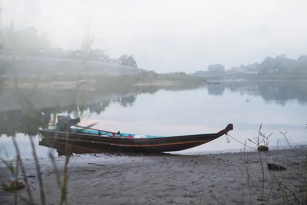 Fischerruderboot Steht Den Frühen Morgenstunden Ufer Des Flusses — Stockfoto