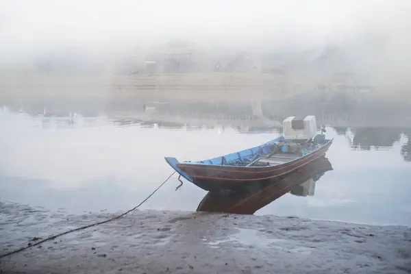 Fischerruderboot Steht Den Frühen Morgenstunden Ufer Des Flusses — Stockfoto