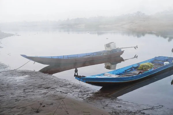 Balıkçının Kayığı Sabahın Erken Saatlerinde Nehrin Kıyısına Park Edilmiş — Stok fotoğraf