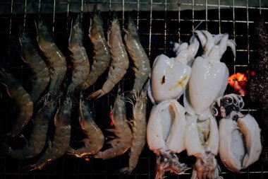 Partide taze karides ve ızgara kalamar var. 