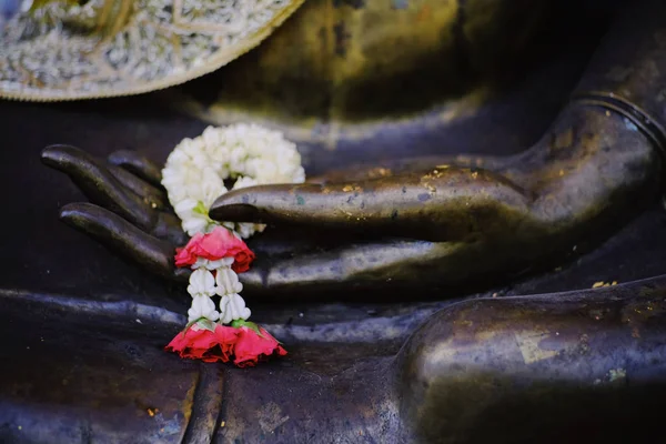 Flor Guirlanda Mão Estátua Buda Templo Tailandês — Fotografia de Stock